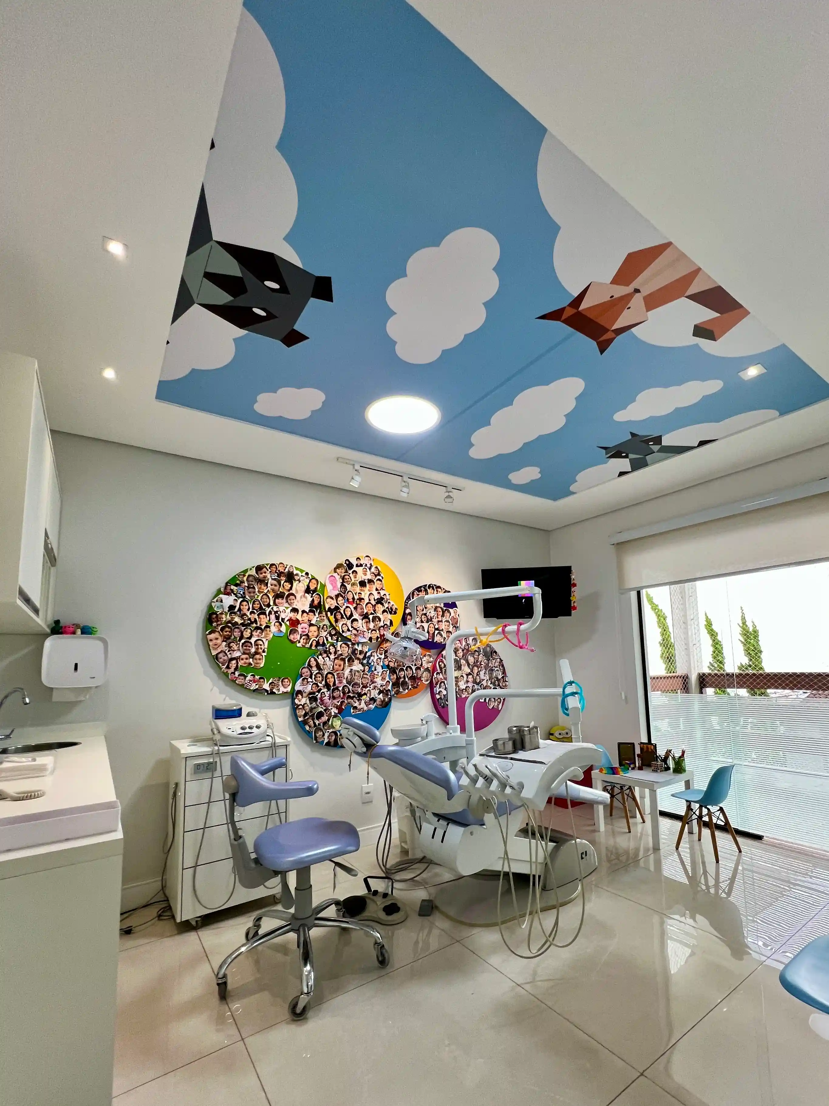Espaço de atendimento infantil do consultório do Dr. Nelson Takematsu em Mogi das Cruzes