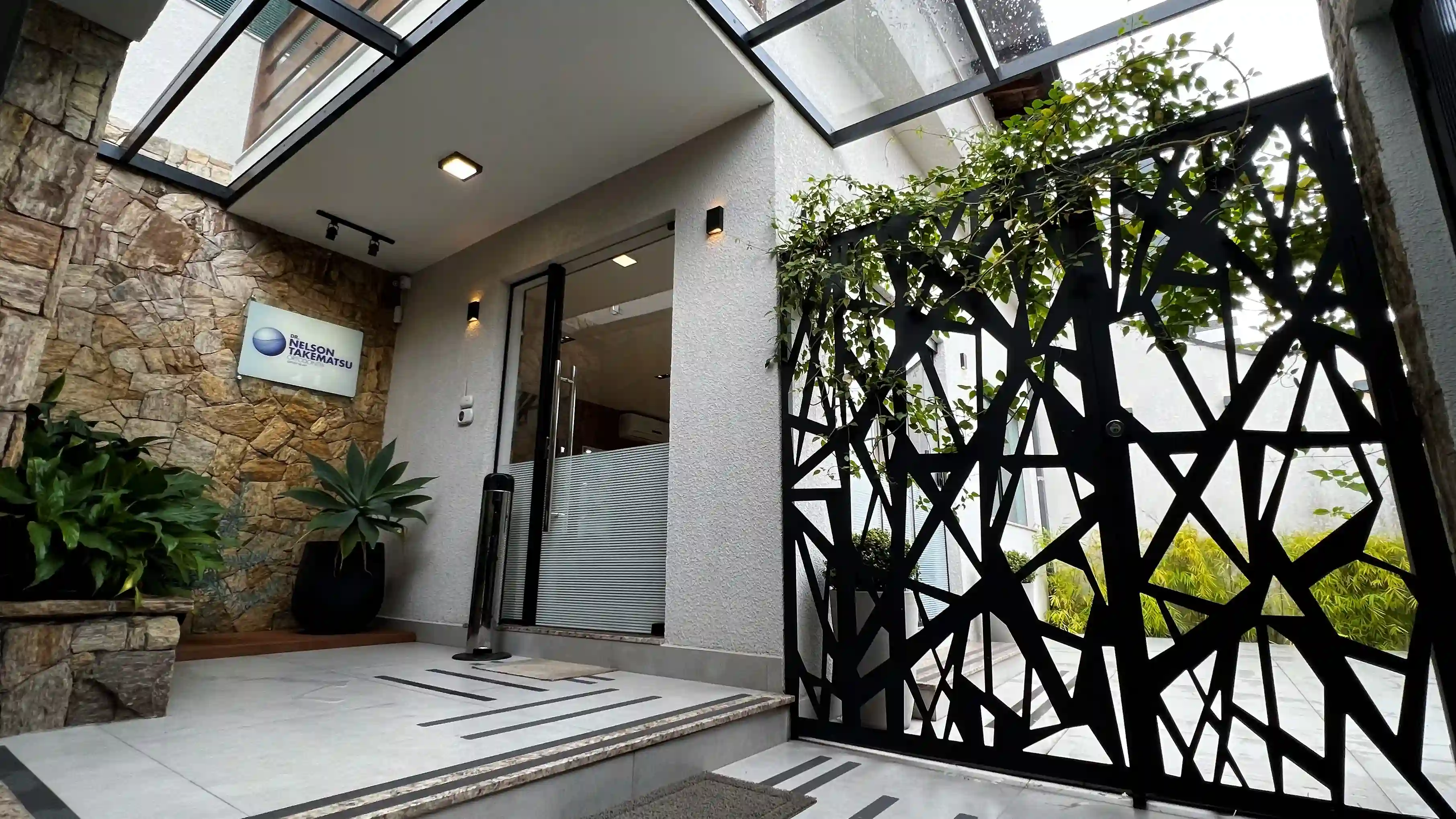 Entrada externa do consultório com design contemporâneo