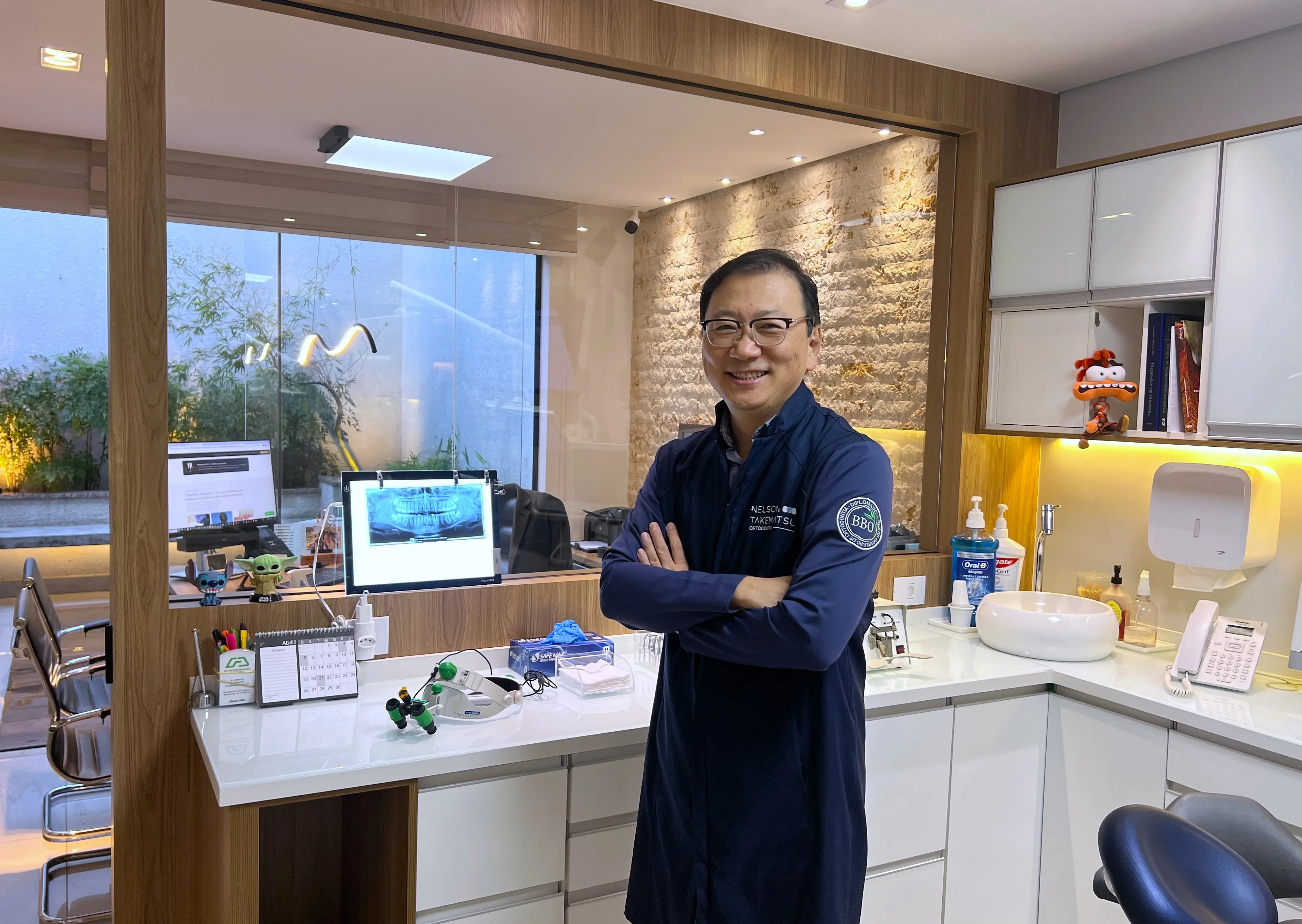 Dr. Nelson Takematsu em seu consultório de Ortodontia em Mogi das Cruzes