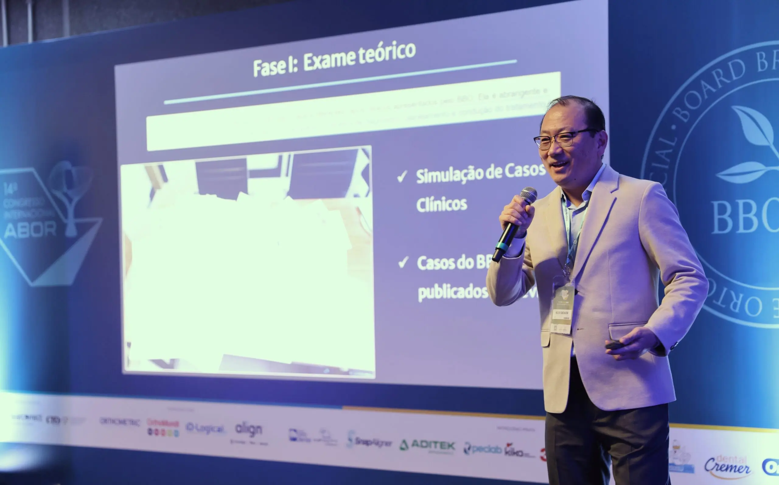 Dr. Nelson Takematsu palestrando em congresso de Ortodontia