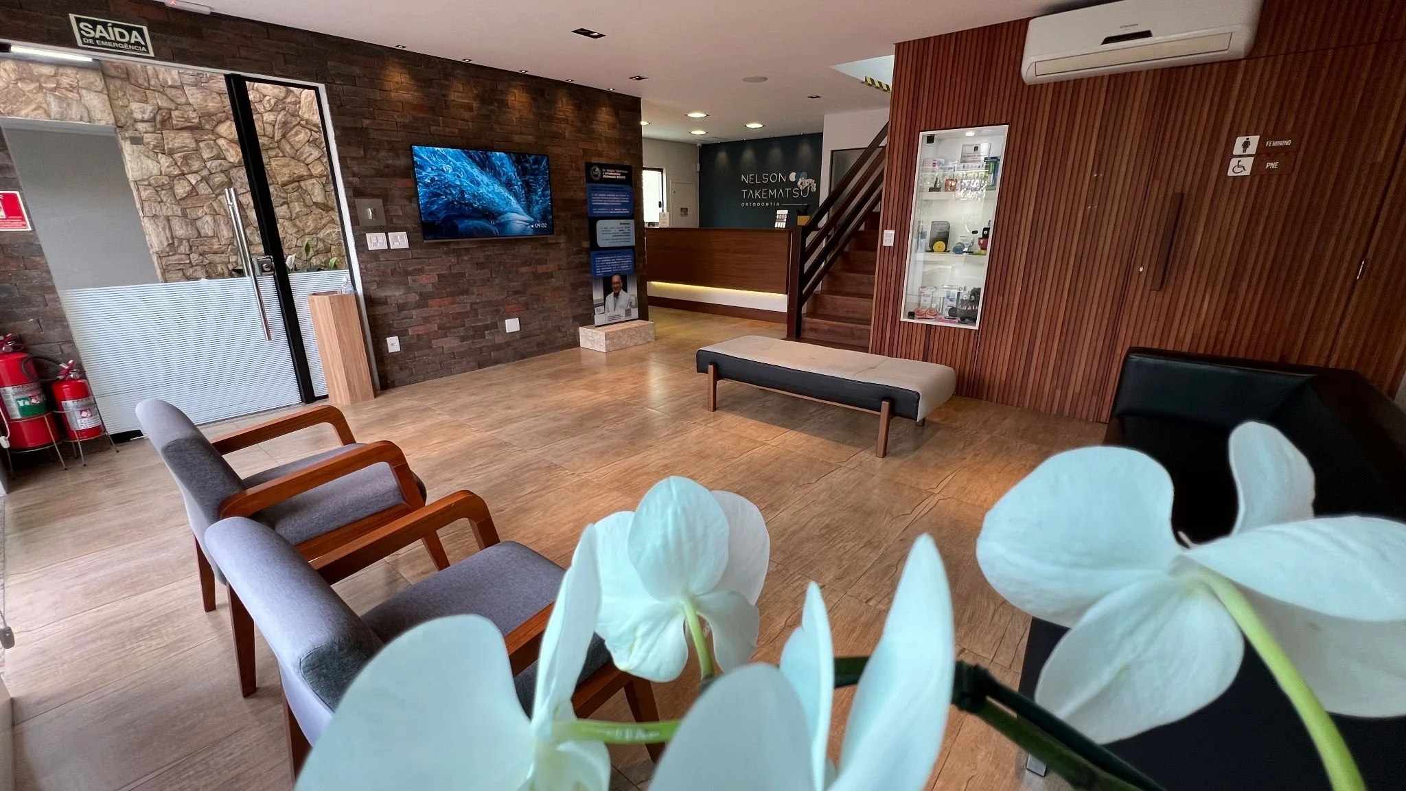 Sala de espera do consultório do Dr. Nelson Takematsu em Mogi das Cruzes
