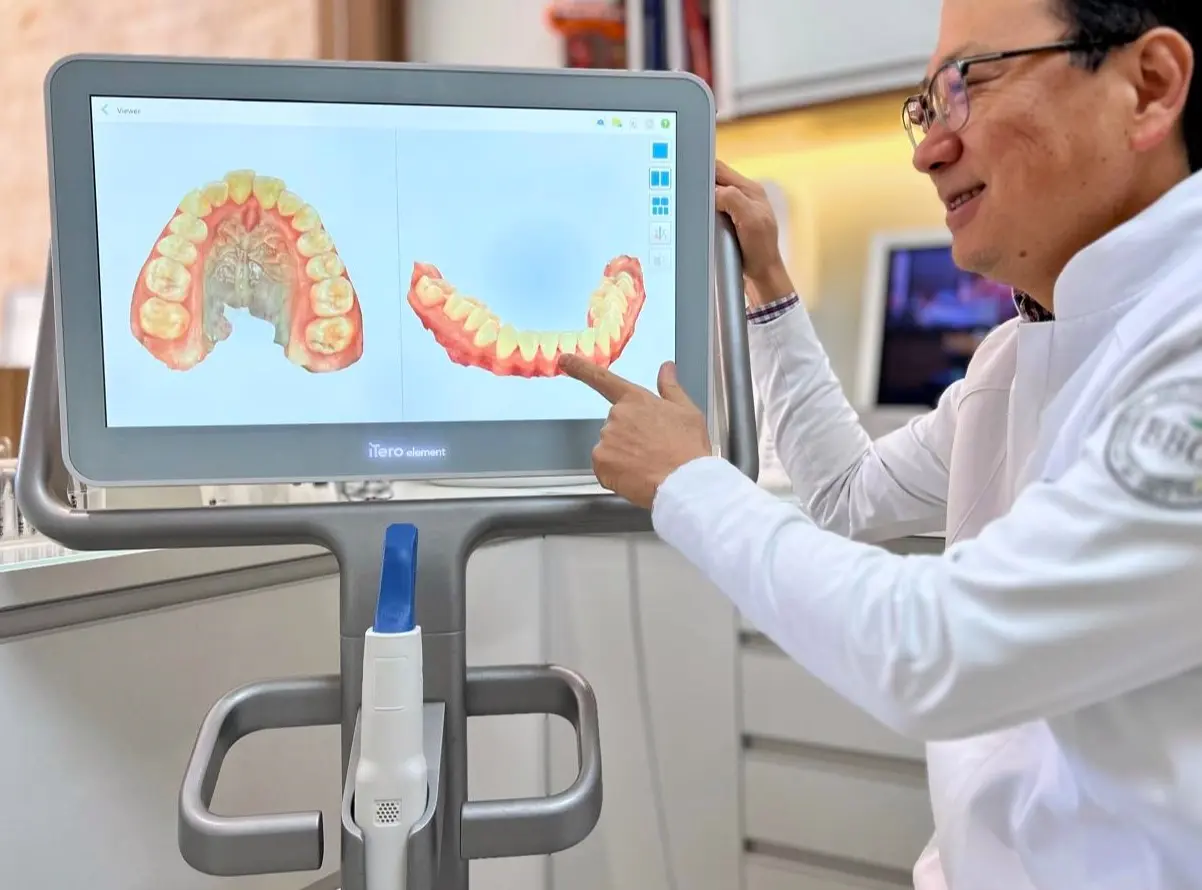 Dr. Nelson Takematsu e o scanner intraoral 3D iTero usado no planejamento de alinhadores em Mogi das Cruzes
